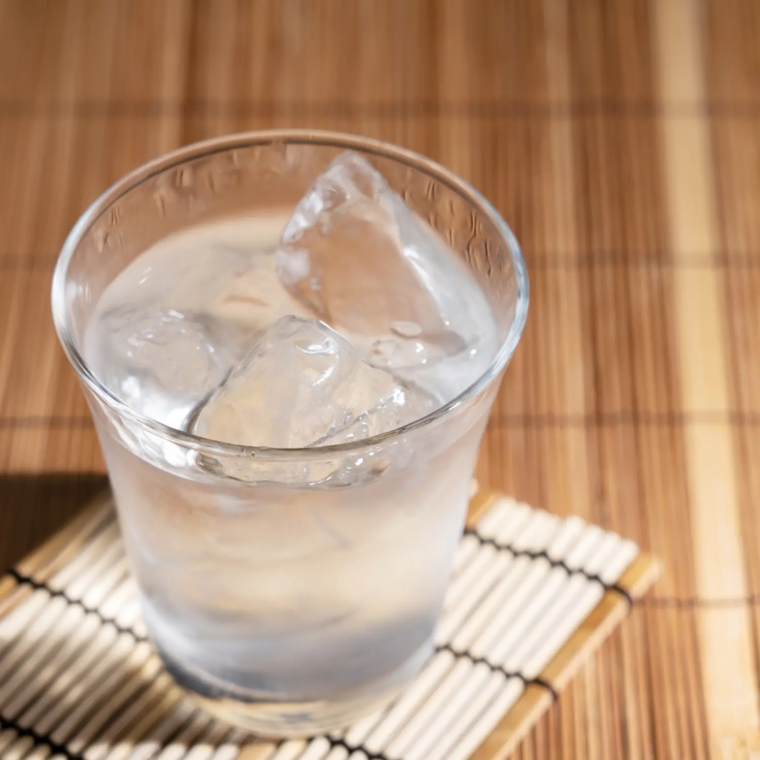 グラスに注いだ泡盛宮良の画像